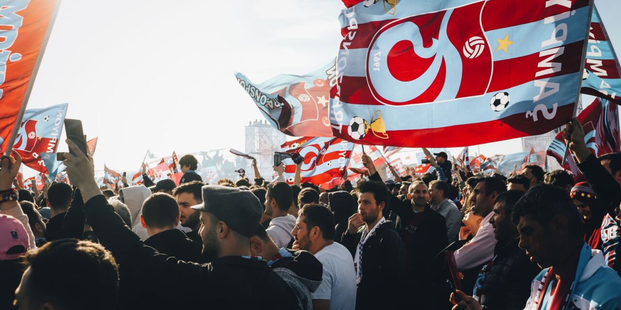 Tribünleri dolduran taraftarların ev sahibi takıma verdiği destek
