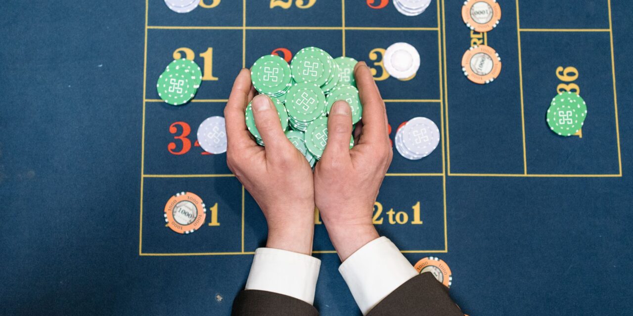 Bahis oranlarını ve olasılık hesabını simgeleyen poker fişleri ve masa üstü